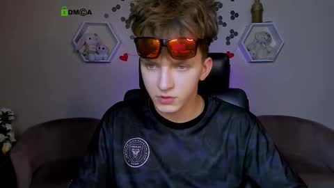 Snapshot of travis_wolf_ chatting on September 18, 7:16 pm Travis online show from September 18, 7:16 pm
