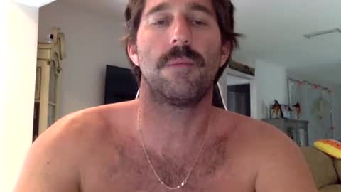 Snapshot of traviskenn chatting on October 17, 6:45 pm TravisKenn online show from October 17, 6:45 pm