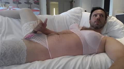 triciawu22 online show from March 27, 2:40 pm