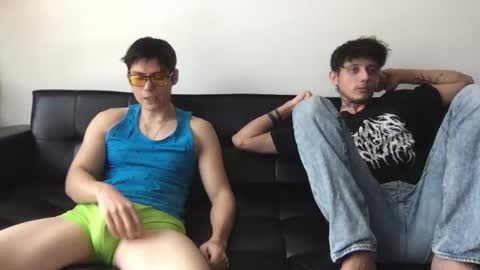 Snapshot of twinksguys360 chatting on February 14, 5:14 pm Derrick online show from February 14, 5:14 pm