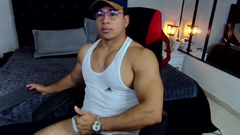 Snapshot of tyler_hank1 chatting on December 12, 1:28 pm tyler_hank1 online show from December 12, 1:28 pm