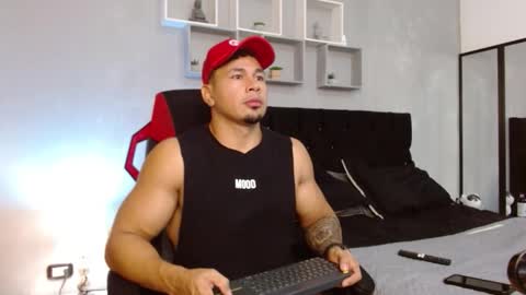 tyler_hank1 online show from November 2, 10:36 pm