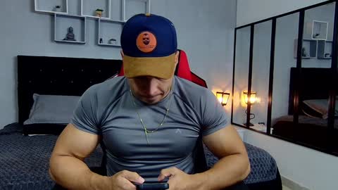 Snapshot of tyler_hank1 chatting on December 6, 10:05 am tyler_hank1 online show from December 6, 10:05 am