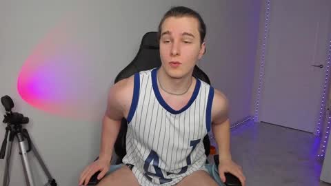Snapshot of vincent__strong chatting on February 7, 4:03 pm Vincent Strong online show from February 7, 4:03 pm