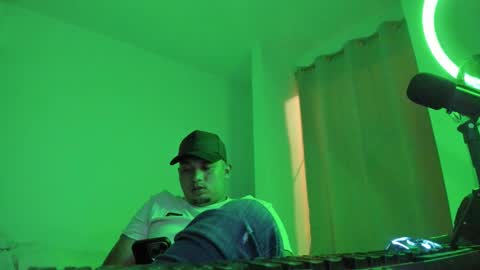 volt_boy57 online show from November 4, 5:52 am