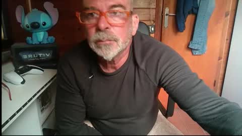 Snapshot of vuda77 chatting on October 11, 2:32 pm oscar online show from October 11, 2:32 pm