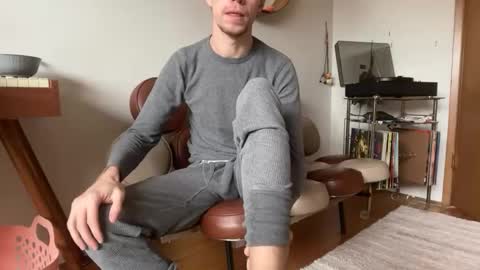 whatthefoot online show from December 18, 9:22 pm