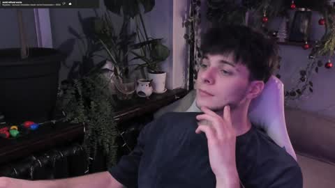 Snapshot of whiteegrimm chatting on December 28, 7:43 pm Gus online show from December 28, 7:43 pm