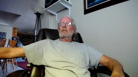 whofcares2 online show from March 31, 2:52 pm