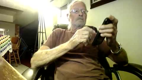 whofcares2 online show from October 18, 1:32 am