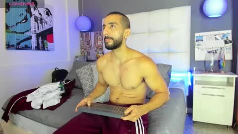 Yiyo online show from December 15, 4:04 pm