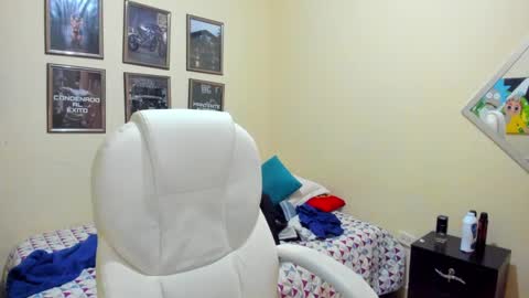 Snapshot of yker18 chatting on December 2, 7:14 pm yker online show from December 2, 7:14 pm