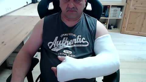 yoschi1976 online show from April 12, 8:49 am