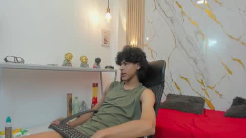 zayn_fox32 online show from May 3, 7:16 pm
