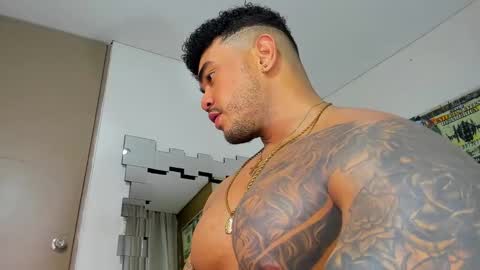 Snapshot of zeus_strong93 chatting on January 16, 10:23 pm zeus strong online show from January 16, 10:23 pm
