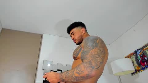 Snapshot of zeus_strong93 chatting on March 12, 12:10 am zeus strong online show from March 12, 12:10 am
