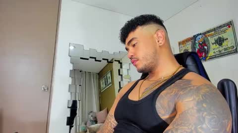 Snapshot of zeus_strong93 chatting on January 19, 12:28 am zeus strong online show from January 19, 12:28 am