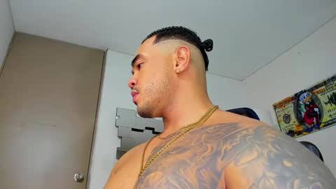 Snapshot of zeus_strong93 chatting on February 12, 10:59 pm zeus strong online show from February 12, 10:59 pm