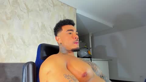 Snapshot of zeus_strong93 chatting on September 25, 1:59 am zeus strong online show from September 25, 1:59 am