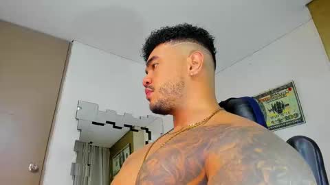 Snapshot of zeus_strong93 chatting on January 25, 10:50 pm zeus strong online show from January 25, 10:50 pm