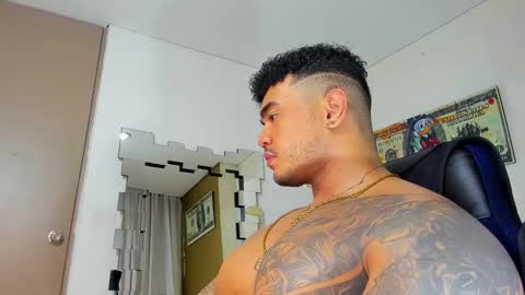 Snapshot of zeus_strong93 chatting on January 13, 1:02 am zeus strong online show from January 13, 1:02 am