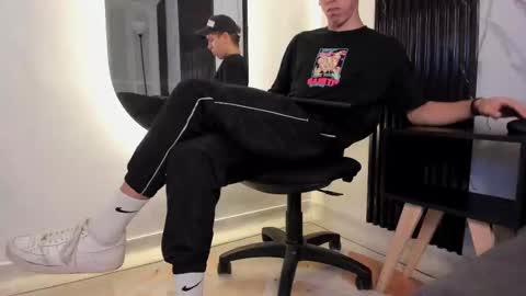 ZURO online show from December 6, 4:14 am