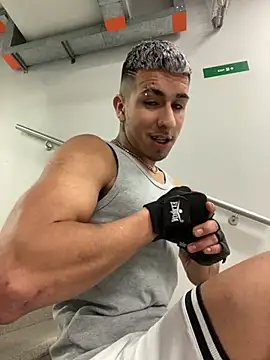 IanValencia  online show from December 11, 7:54 am