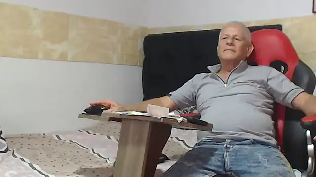 VALENTINO1983  online show from October 11, 1:53 am