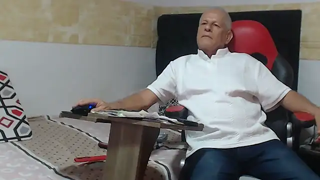 VALENTINO1983  online show from October 12, 8:47 pm