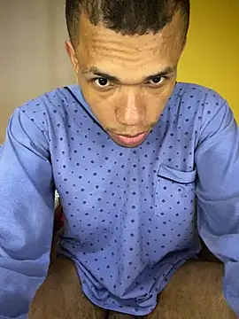 Snapshot of MoiseXxx_777 chatting on October 5, 1:09 am MoiseXxx 777 online show from October 5, 1:09 am