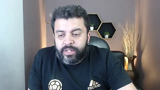 Snapshot of Santi_Ruiz2 chatting on March 21, 4:29 pm Santi Ruiz2 online show from March 21, 4:29 pm