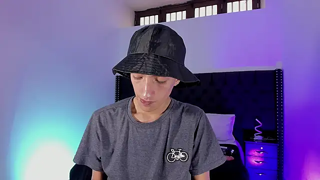 DereckCooperr online show from December 19, 7:40 pm