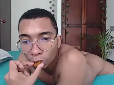 Aaronblack1  online show from December 6, 4:17 pm