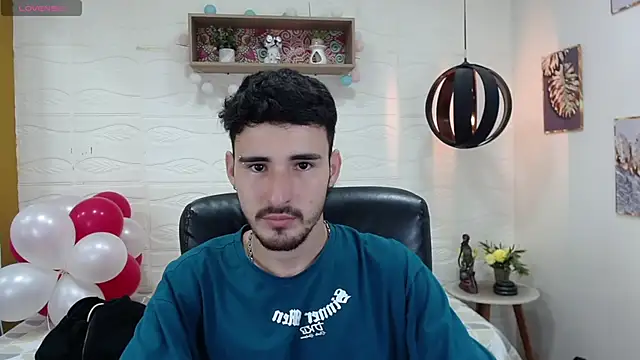 Snapshot of DmitriSanders chatting on February 19, 9:03 pm DmitriSanders online show from February 19, 9:03 pm