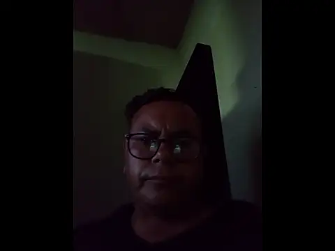 Snapshot of AlanDickson chatting on September 30, 2:18 am AlanDickson online show from September 30, 2:18 am
