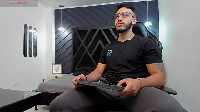 Liam Kleiin online show from November 19, 11:32 am