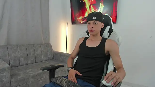 Snapshot of andy_bigcock01 chatting on December 22, 3:44 am andy bigcock01 online show from December 22, 3:44 am