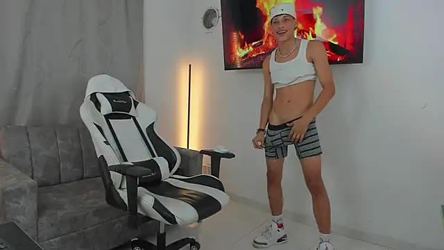 Snapshot of andy_bigcock01 chatting on December 17, 3:39 am andy bigcock01 online show from December 17, 3:39 am