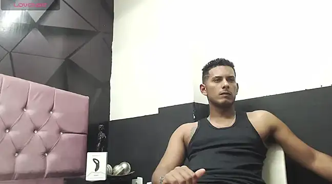 Snapshot of Chris_Dick23 chatting on December 22, 5:12 am Chris Dick23 online show from December 22, 5:12 am