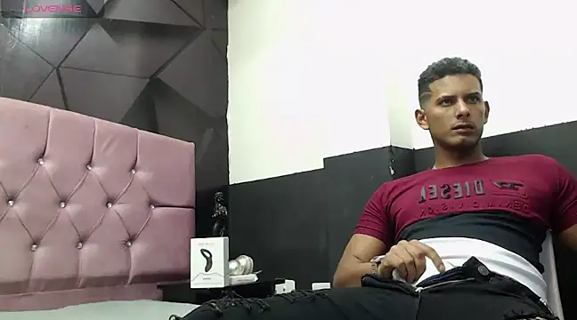 Snapshot of Chris_Dick23 chatting on December 19, 6:23 am Chris Dick23 online show from December 19, 6:23 am