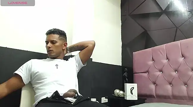 Snapshot of Chris_Dick23 chatting on December 18, 8:53 am Chris Dick23 online show from December 18, 8:53 am