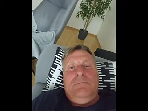 johnnym1 online show from June 5, 8:09 am