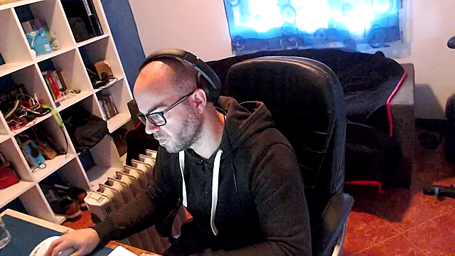 ravingr4d4 online show from December 5, 9:17 am