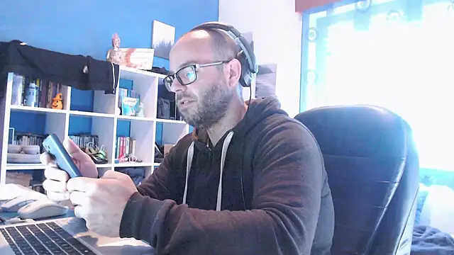 ravingr4d4 online show from December 9, 9:28 am