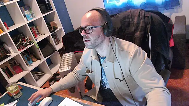 ravingr4d4 online show from December 3, 3:00 pm