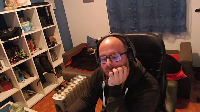 ravingr4d4 online show from December 9, 10:37 pm