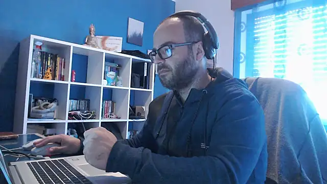 ravingr4d4 online show from December 16, 9:03 am