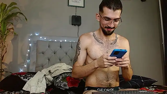 Snapshot of Mr_WhiteCock chatting on February 27, 12:52 am Mr WhiteCock online show from February 27, 12:52 am