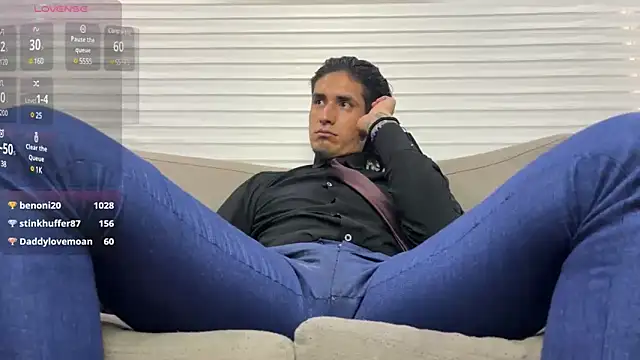 Snapshot of Tom_blunt96 chatting on February 11, 12:27 pm Tom blunt96 online show from February 11, 12:27 pm