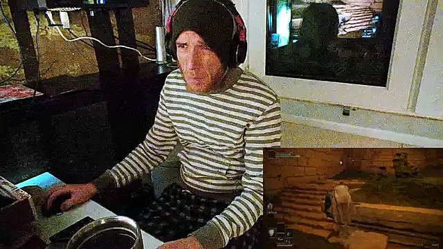 Snapshot of BongChannel chatting on December 16, 11:28 pm BongChannel online show from December 16, 11:28 pm